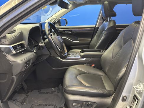 Used 2021 Toyota Highlander Limited FWD image 12