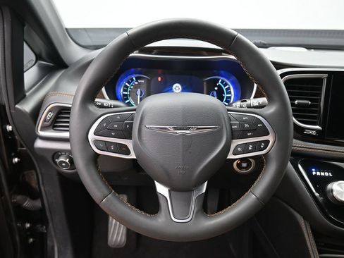 Used 2023 Chrysler Pacifica Pinnacle FWD image 17