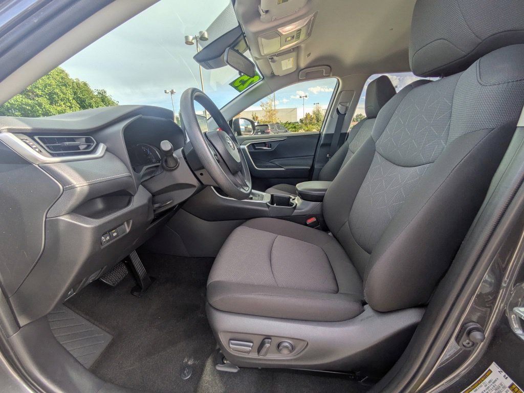 Used 2025 Toyota RAV4 XLE AWD/4WD image 12
