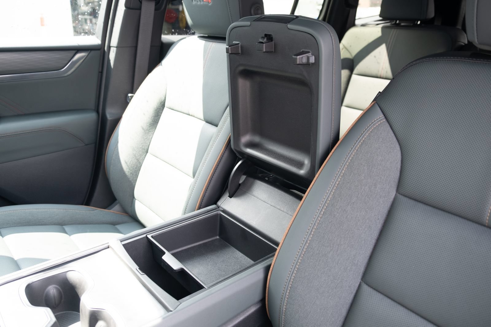 Used 2024 GMC Acadia AT4 w/ Luxury Package AWD/4WD image 9