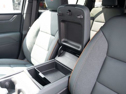 Used 2024 GMC Acadia AT4 w/ Luxury Package AWD/4WD image 9