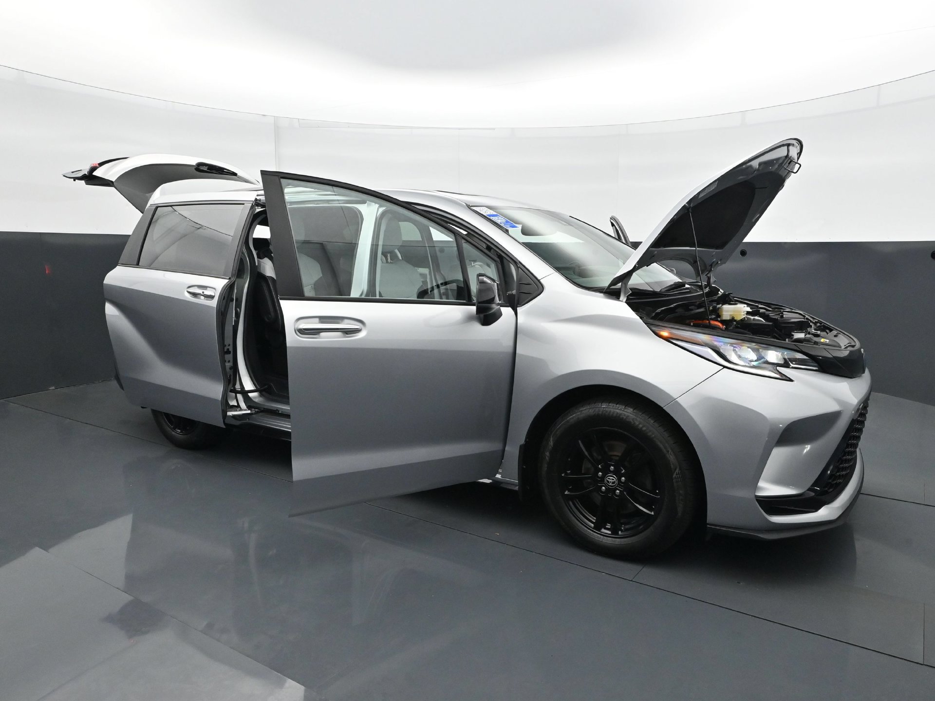 Used 2025 Toyota Sienna XSE AWD/4WD image 37