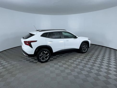 Used 2024 Chevrolet Trax LT w/ Driver Confidence Package image 9