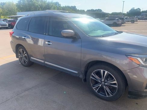 Used 2017 Nissan Pathfinder Platinum FWD image 11