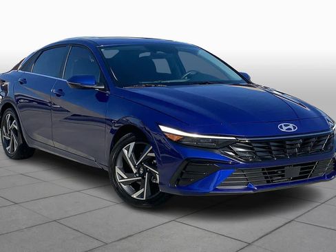 Used 2025 Hyundai Elantra Limited image 3