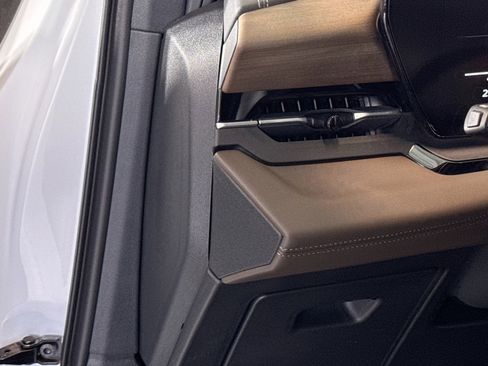 Used 2025 Audi Q6 e-tron Premium image 10