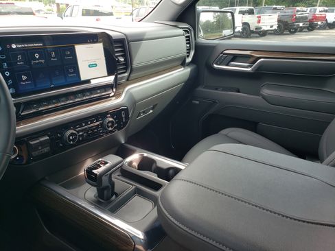 Used 2025 Chevrolet Silverado 1500 LT Trail Boss w/ LT Trail Boss Premium Package AWD/4WD image 19