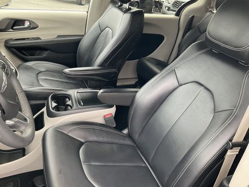 Used 2023 Chrysler Pacifica Touring-L image 27