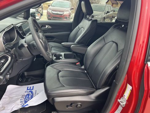 Used 2025 Chrysler Pacifica Select image 12