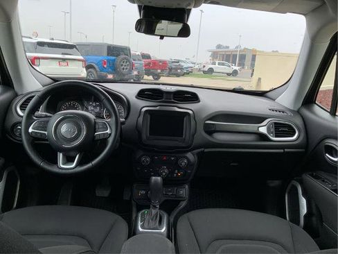 Used 2018 Jeep Renegade Latitude w/ Cold Weather Group image 16