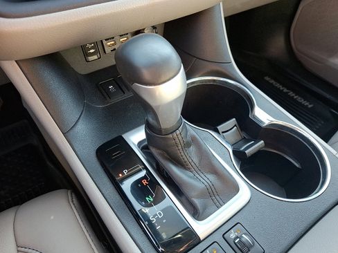 Used 2019 Toyota Highlander XLE image 16