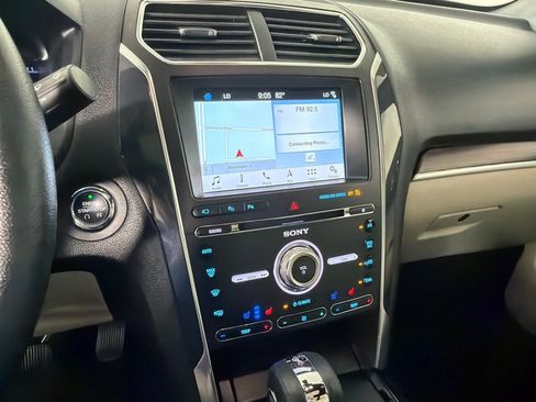 Used 2018 Ford Explorer Limited w/ Equipment Group 301A FWD image 16