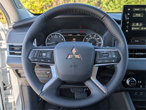 New 2025 Mitsubishi Outlander SE image 14