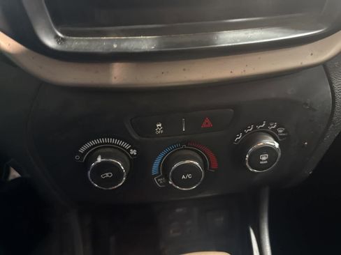 Used 2018 Jeep Cherokee Latitude w/ Altitude Package image 23