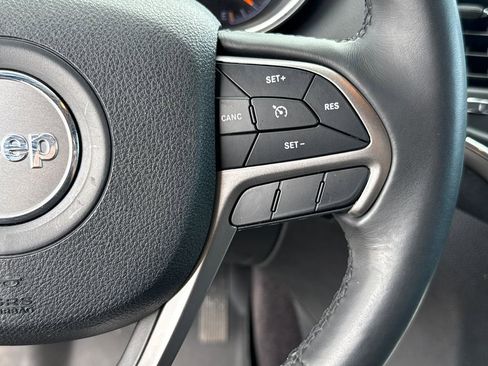 Used 2018 Jeep Grand Cherokee Laredo image 16