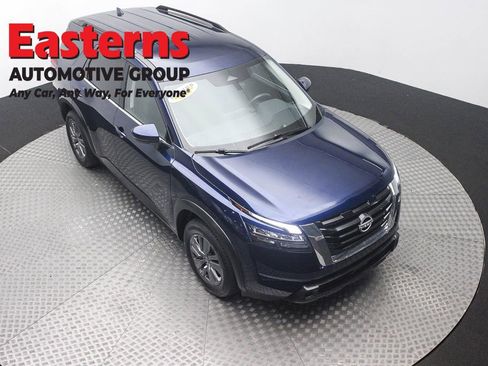 Used 2025 Nissan Pathfinder SV FWD image 3
