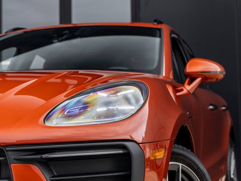 Certified 2022 Porsche Macan AWD/4WD image 16