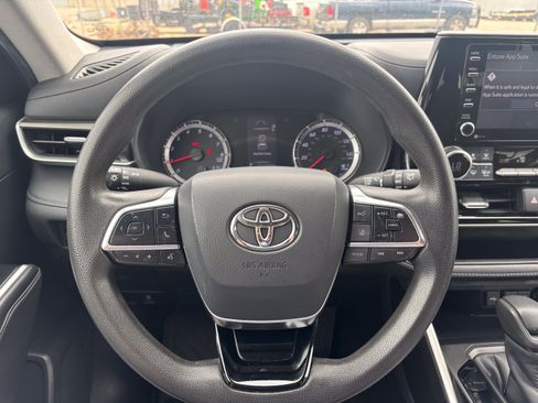 Used 2020 Toyota Highlander L FWD image 16
