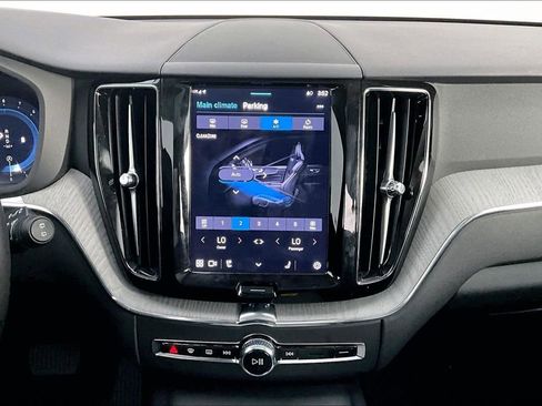 Used 2025 Volvo XC60 B5 Plus image 9