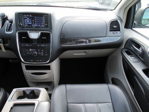 Used 2016 Chrysler Town & Country Touring image 13