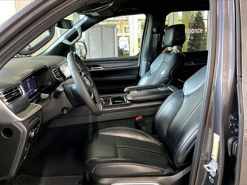 Used 2023 Jeep Wagoneer Series II image 3