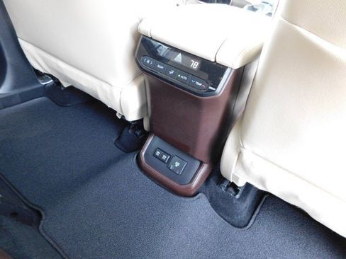 Used 2021 Toyota Highlander Limited image 12