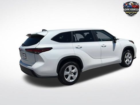 Used 2024 Toyota Highlander LE FWD image 5