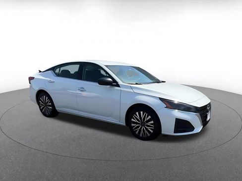 Used 2025 Nissan Altima 2.5 SV FWD image 2
