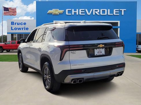 Used 2025 Chevrolet Traverse LT FWD image 5