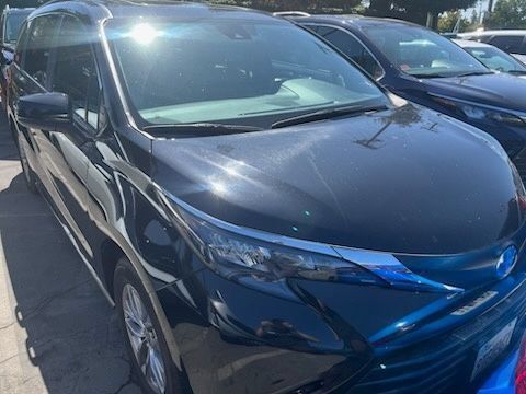 Used 2025 Toyota Sienna XLE FWD image 2