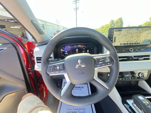 New 2025 Mitsubishi Outlander SE image 14