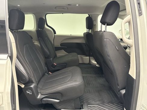 Used 2020 Chrysler Pacifica Touring image 16