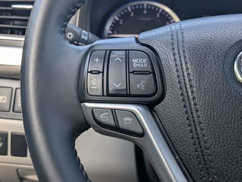 Used 2016 Toyota Highlander Limited w/ Driver Technology Package FWD image 24