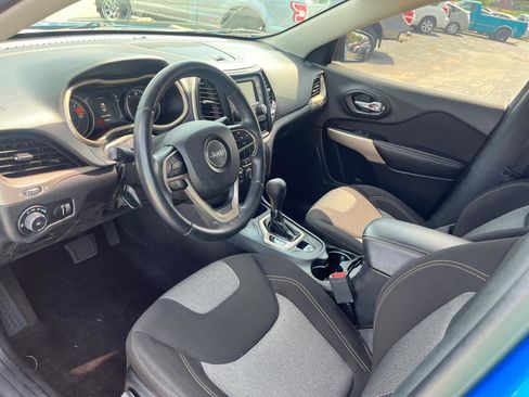 Used 2018 Jeep Cherokee Latitude w/ Altitude Package AWD/4WD image 10