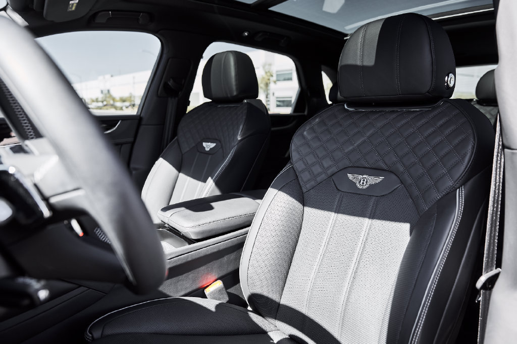 Used 2025 Bentley Bentayga AWD/4WD image 45