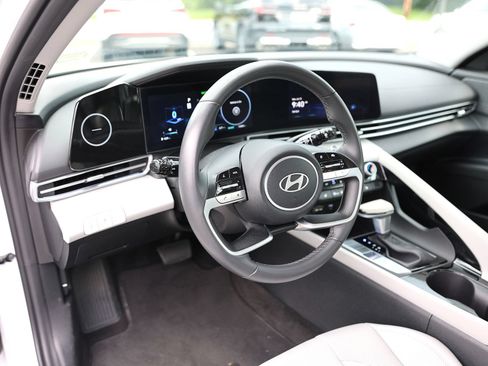 Certified 2025 Hyundai Elantra Limited FWD image 13
