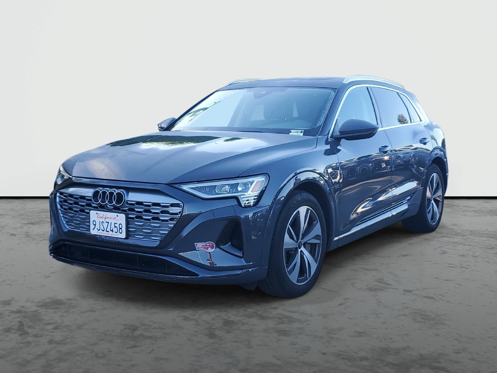 Used 2024 Audi Q8 e-tron Premium Plus AWD/4WD image 2
