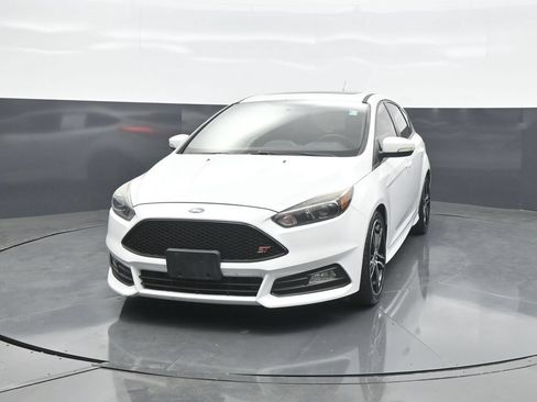 Used 2018 Ford Focus ST w/ Equipment Group 401A FWD image 2
