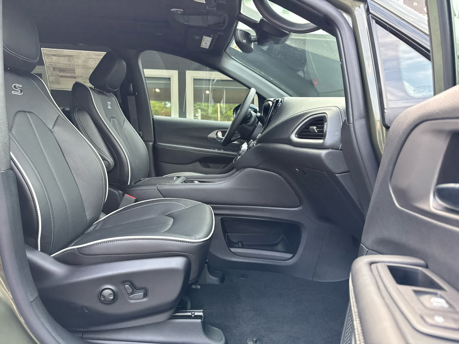 New 2027 Chrysler Pacifica Limited AWD/4WD image 17