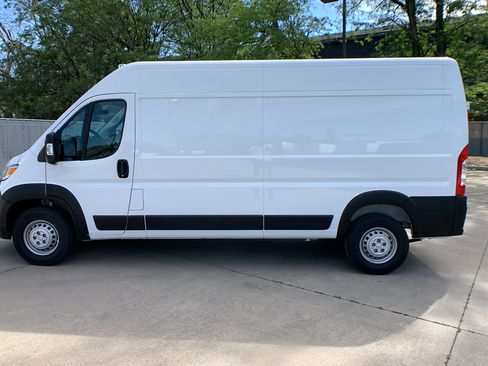 Used 2024 RAM ProMaster 2500 w/ Safety Group FWD image 2