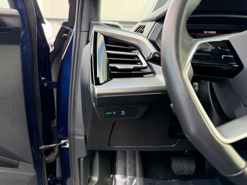 Used 2023 Audi Q4 e-tron Prestige image 9