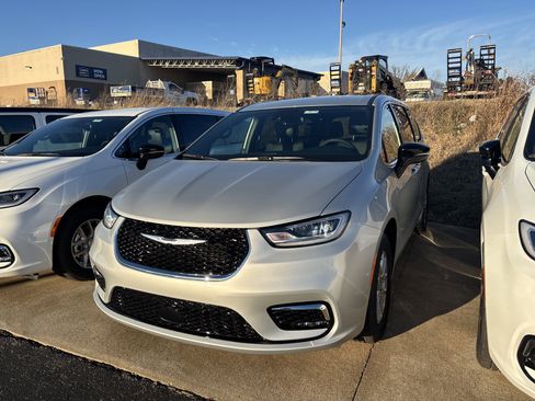 New 2026 Chrysler Pacifica Select image 1