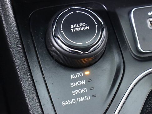 Used 2020 Jeep Cherokee Limited AWD/4WD image 27
