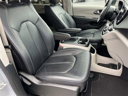 Used 2024 Chrysler Pacifica Touring-L image 29