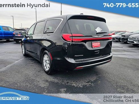 Used 2023 Chrysler Pacifica Touring-L image 5