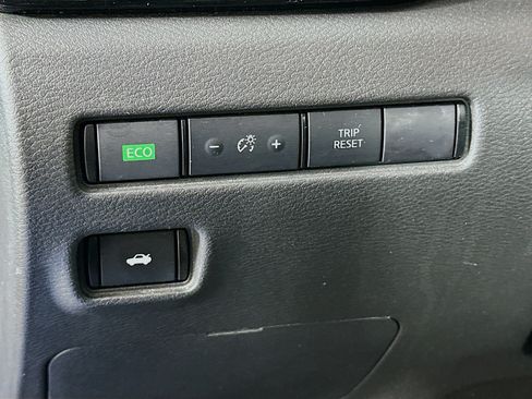 Used 2024 Nissan Sentra SV FWD image 17