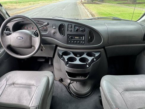 Used 2006 Ford E-350 and Econoline 350 XLT RWD image 16