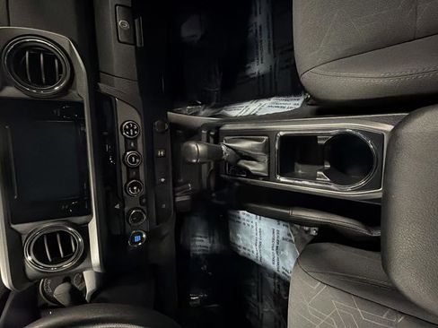 Used 2017 Toyota Tacoma TRD Sport w/ Tow Package (A/T) image 19