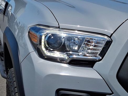 Used 2019 Toyota Tacoma SR AWD/4WD image 9