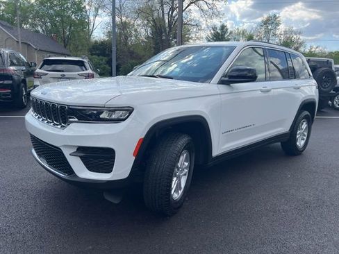 Used 2025 Jeep Grand Cherokee Laredo w/ Luxury Tech Group I AWD/4WD image 34